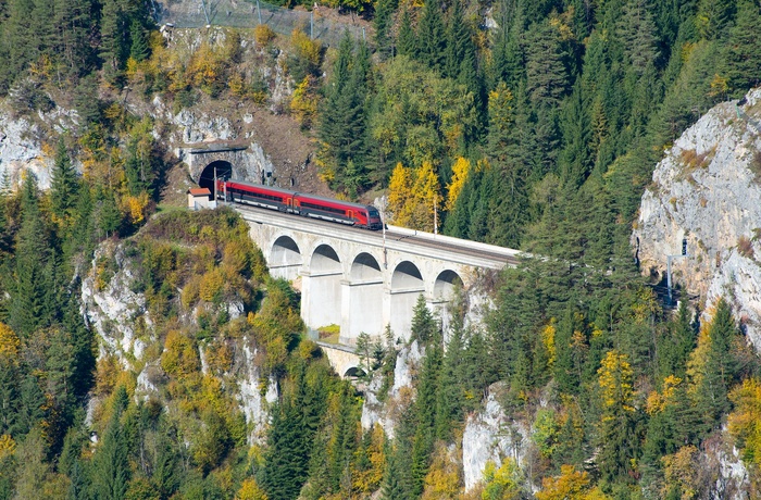 Tog på Semmeringbahn i Østrig