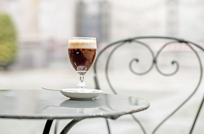 Chokoladekaffe på cafebord