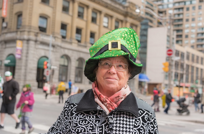 Ældre kvinde fejrer St Patrick Day i Toronto, Canada