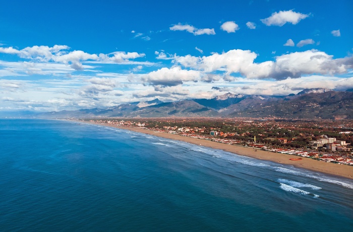 Viareggio strand og de Apunske bjerge i baggrunden, Toscana