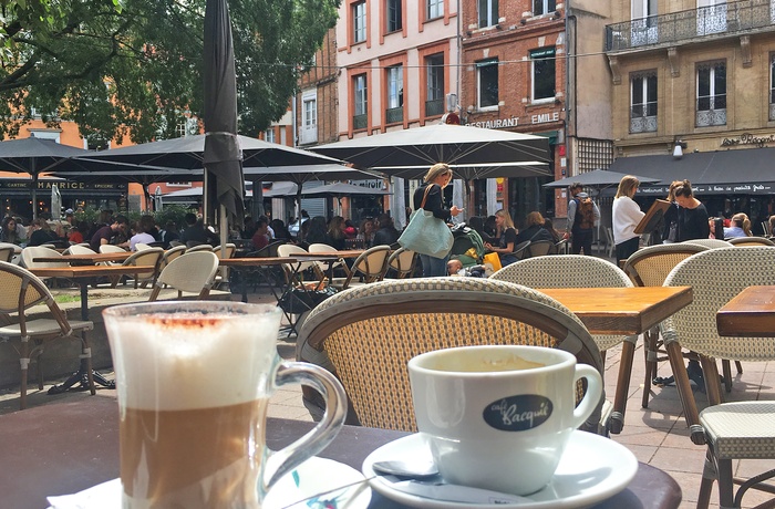 Cafe på Place Saint-Georges  - plads midt i Toulouse gamle bydel, Frankrig
