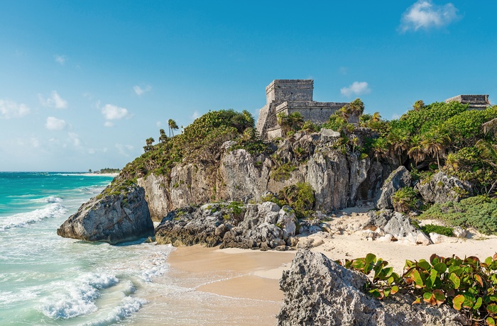 Tulum-ruinerne fra en maya-by og strand på Yucatán-halvøen i Mexico