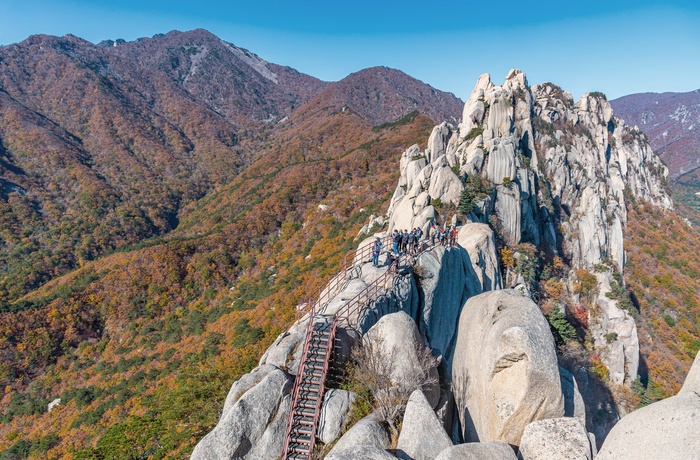 Turister på Ulsanbawi Rock i Seoraksen National Park - Sydkorea
