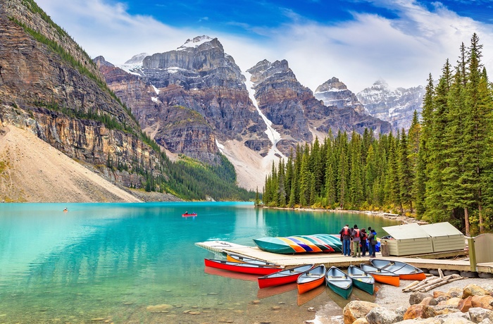 Turister ved kanoer på Lake Moraine, Alberta i Canada