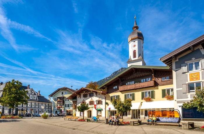 Hyggeligt torv i Garmisch Partenkirchen, Tyskland