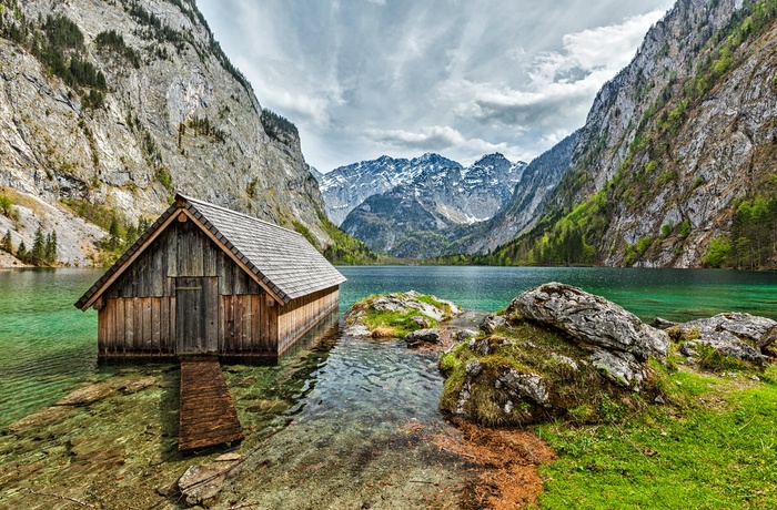 Bådhus ved På vandring ved Obersee og Königsee i Berchtesgaden Nationalpark, Sydtyskland