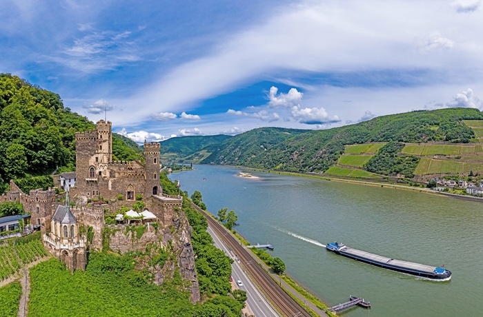 Rheinstein slot ved floden Rhinen i Oberes Mittelrheintal, Tyskland