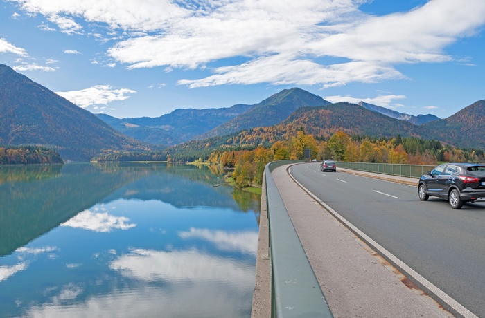 Sylvenstein søen, bro og bjerge i det sydlige Tyskland