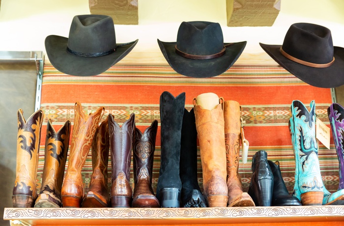 Klassiske cowboystøvler og cowboyhatte i USA