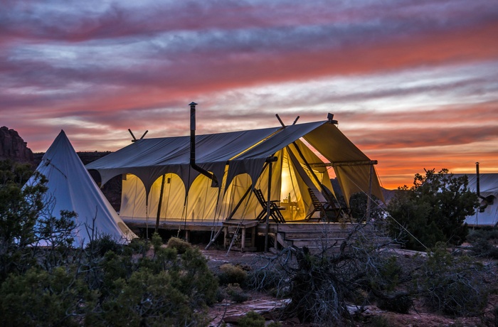 Glamping i Arches - Suite og tepee i aftenlys