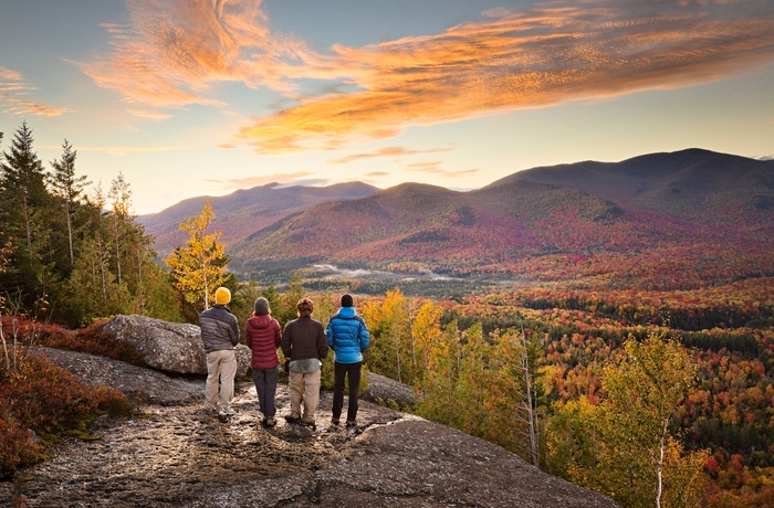 Hikers på vandretur i Adirondack Mountains i New York State