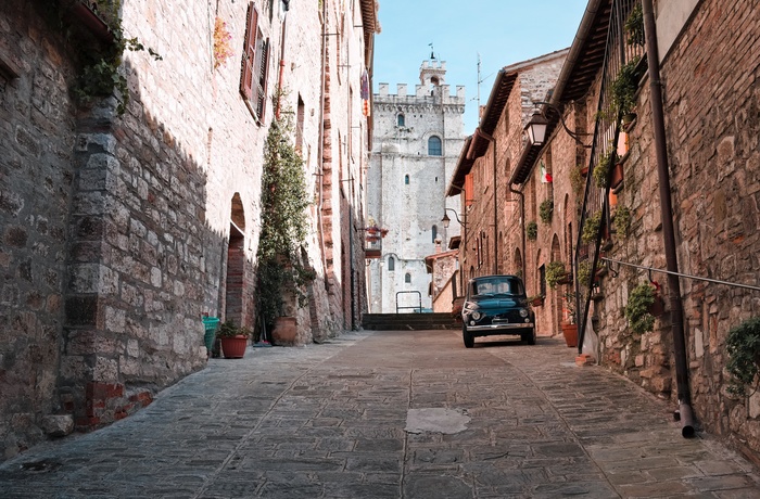 Smal gade i middelalderbyen Gubbio i Umbrien