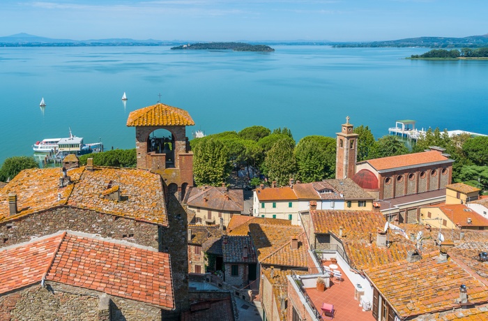 Udsigt til Trasimono søen fra byen Passignano Sul Trasimeno, Umbrien