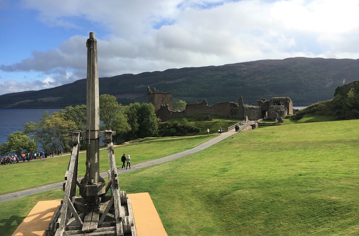 Pladsen foran Urquhart Castle med Loch Ness i baggrunden, Skotland