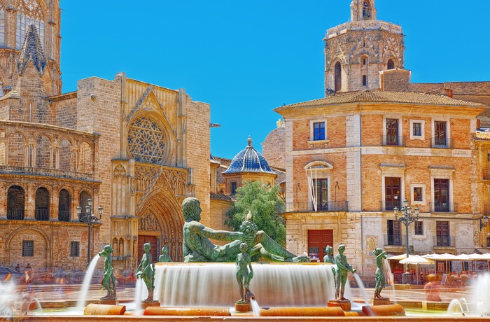 Springvand foran Saint Marys Katedral i Valencia, Spanien