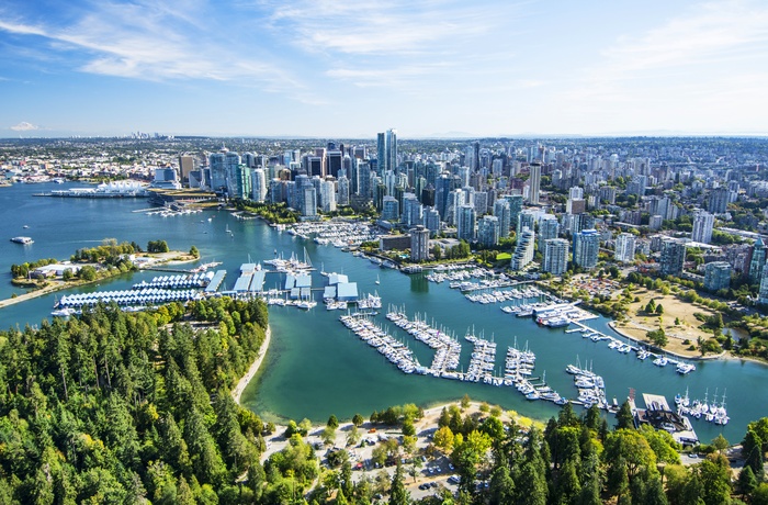 Luftfoto af Stanley Park og downtown Vancouver i Canada