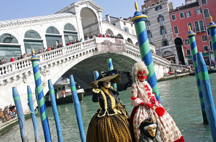 Karneval ved Rialtobroen i Venedig