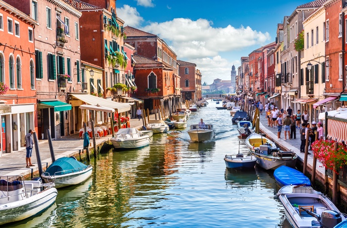 Øen murano i Venedig Italien. Udsigt på kanalen med små både 