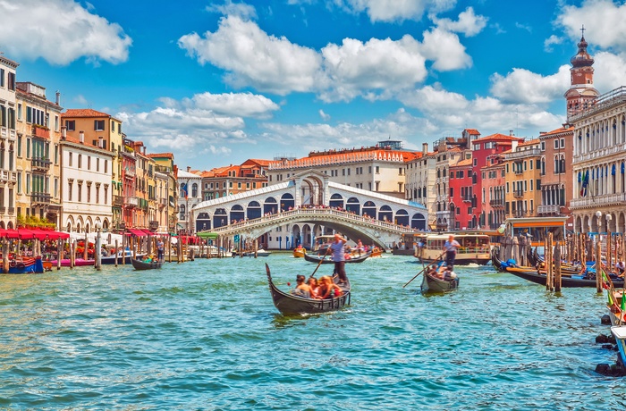 Rialtobroen og gondoler på Grande Canal, Venedig