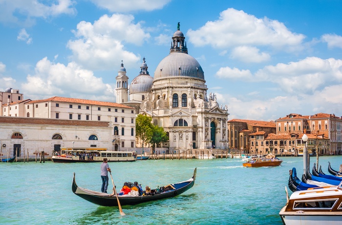 Gondol på Canal Grande og Santa Maria della Salute katedralen, Venedig