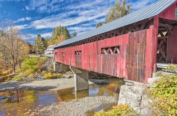Klassisk rød træbro i Vermont om efteråret, USA
