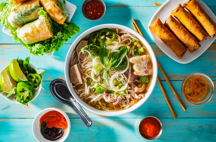 Bord med lokale vietnamesiske retter, Vietnam