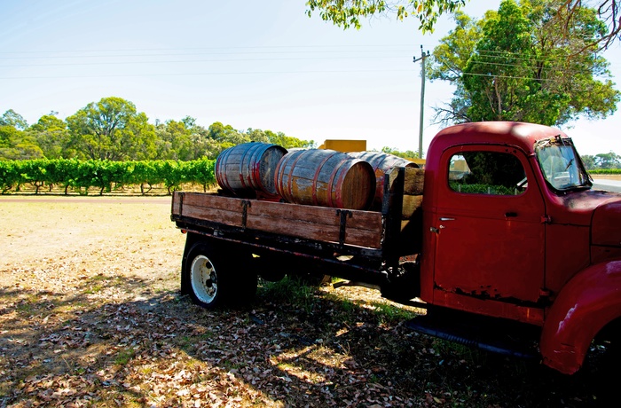 Gammel lastbil ved vinmark i Margaret River vinregion - Western Australia