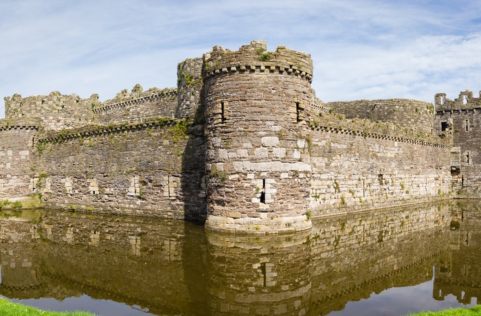 Wales - Beaumaris Castle omgivet af sin beskyttende voldgrav