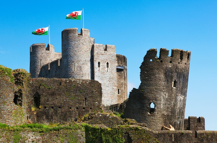 Wales - Caerphilly Castle med det lænende tårn som John Chrchton-Stuart, den 4. markis af Bute, forsøger at holde på plads