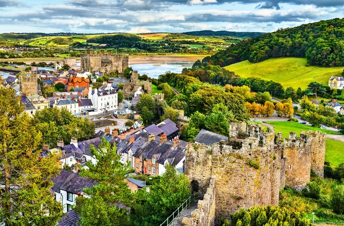 Wales - bymuren rundt om Conwy og Conwy Castle i baggrunden