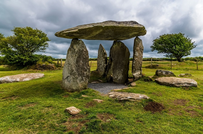 Wales - den øverste sten næsten svæver på gravkammeret Pentre Ifan