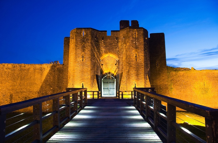 Wales - den flotte indgang til Caerphilly Castle i aftenbelysning