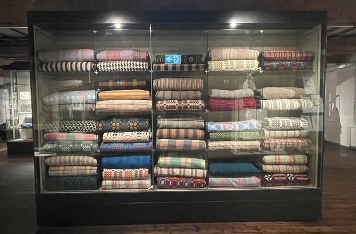 Wales - eksempler på traditionelle walisiske uldprodukter på National Wool Museum