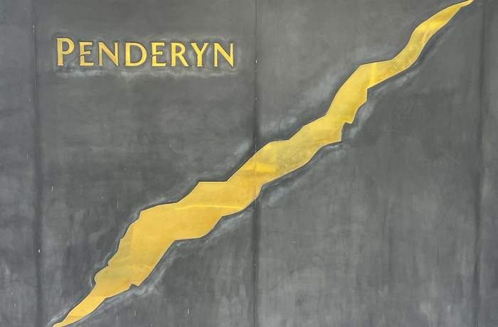 Wales - flot logo ved indgangen til Penderyn Brecon Beacons Destillery