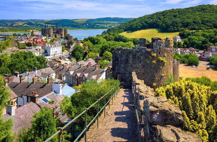 Wales - kig fra bymuren mod Conwy Castle