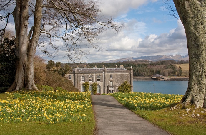 Wales - påskeliljer byder velkommen til Plas Newydd på Isle of Anglesey ned til Menai Straits