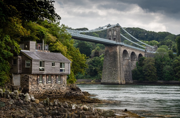 Wales - smukt udsyn til Menai Suspension Bridge fra bredden af sundet