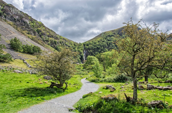 Wales - ude i det fjerne kan vandfaldet Aber Falls anes