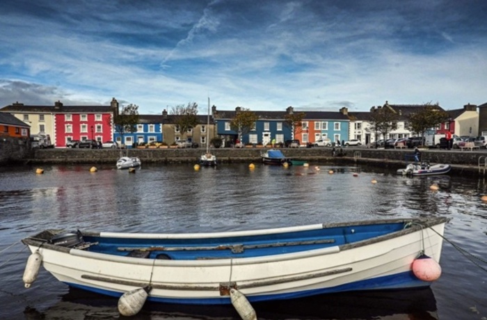 Wales, Aberaeron - husrækken med Arosfa Guest House set fra havnen