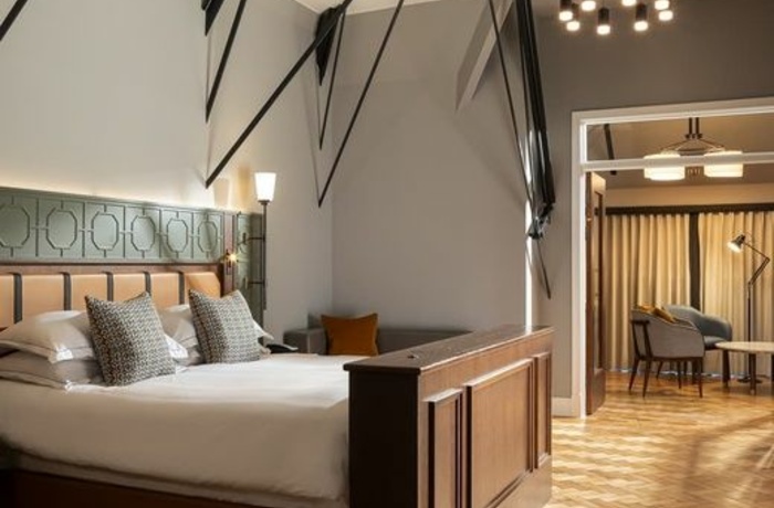 Wales, Cardiff, the Parkgate Hotel - dobbeltværelse med højt til loftet