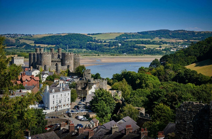 Wales, Conwy - Erskin Arms and Y Capel med Conwy Castle i baggrunden