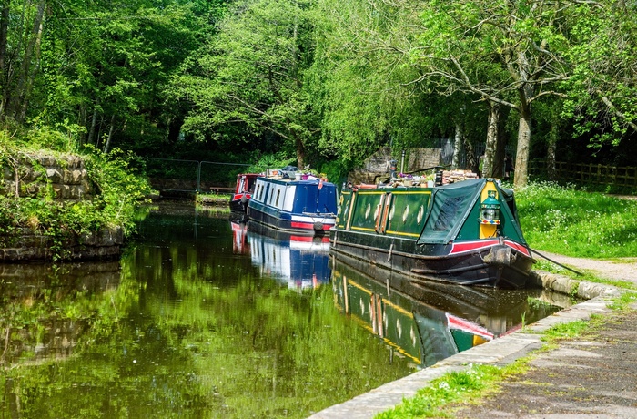 Wales, Llangollen - fortøjede kanalbåde i Trevor Basin på Llangollen kanalen