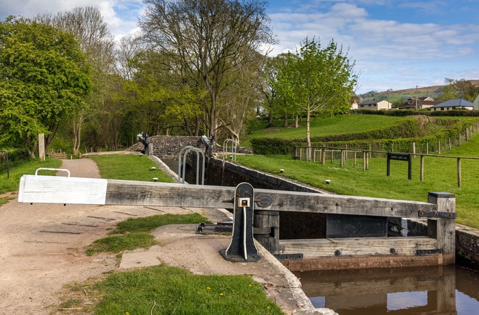 Wales, Lower Llangynidr - sluse og bro 132 på the Monmouthshire & Brecon Canal 