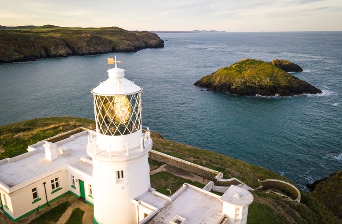 Wales, Pembrokeshire - Strumble Head lighthouse ligger yderst på klipperne
