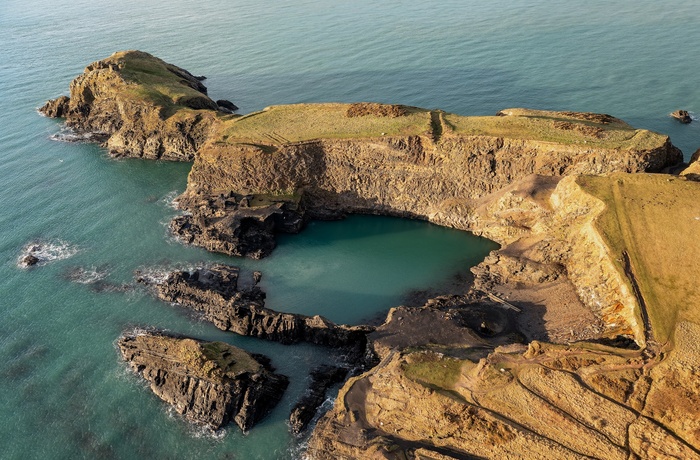 Wales, Pembrokeshire - den barske kyst ved The Blue Lagoon