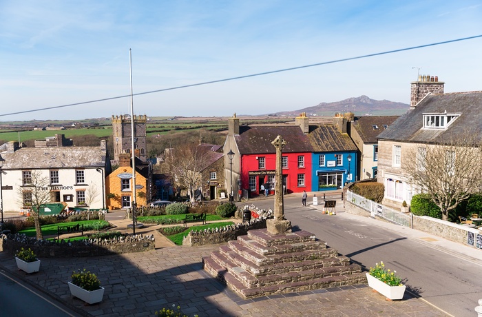 Wales, St Davids - byens torv Cross Square med byens krigsmindesmærke  (Foto - Cymru Wales Crown Copyright)