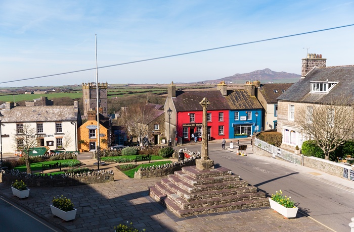 Wales, St Davids - byens torv Cross Square med byens krigsmindesmærke  (Foto - Cymru Wales Crown Copyright)