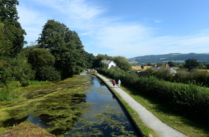 Wales, Welshpool - hundeluftere på tur langs Montgomery Canal (Foto - Cymru Wales Crown Copyright)