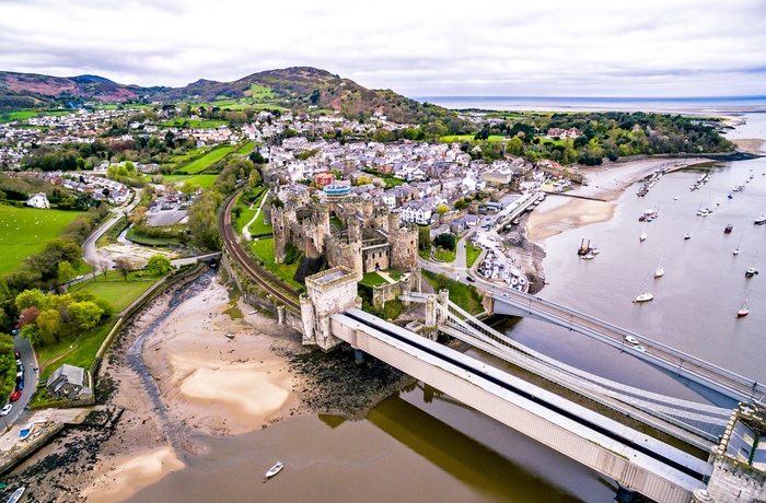 Luftfoto af havnebyen Conwy i Wales