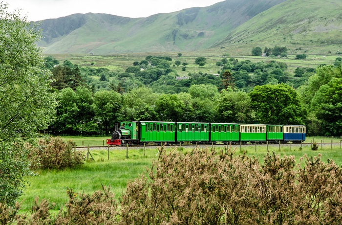 Snowdon Mountain Railway på vej gennem det walisiske landskab mod Snowdon Mountain - Wales
